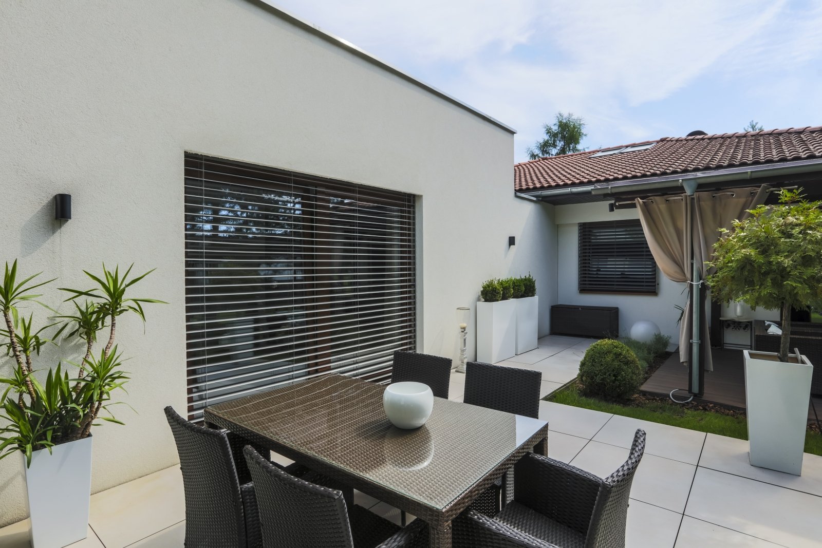 Jsou lepší venkovní žaluzie, nebo rolety?