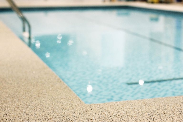 Kamenný koberec při renovaci starých ploch a kolem bazénu