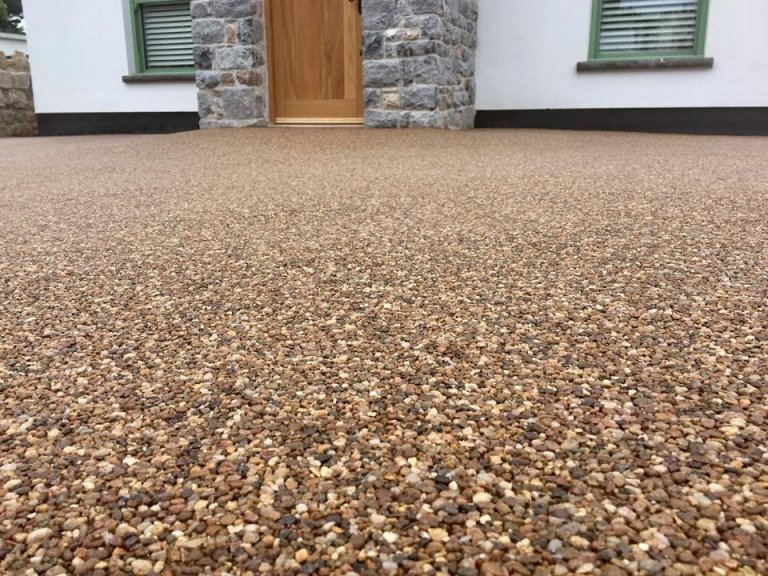 Kamenný koberec při renovaci starých ploch a kolem bazénu