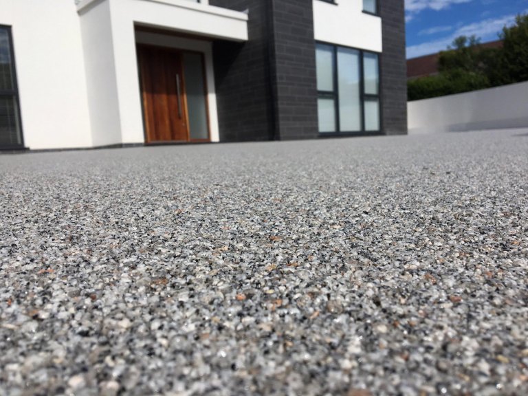 Kamenný koberec při renovaci starých ploch a kolem bazénu