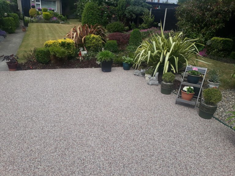 Kamenný koberec při renovaci starých ploch a kolem bazénu