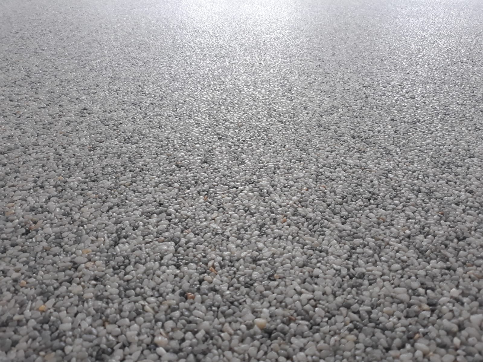 Kamenný koberec při renovaci starých ploch a kolem bazénu