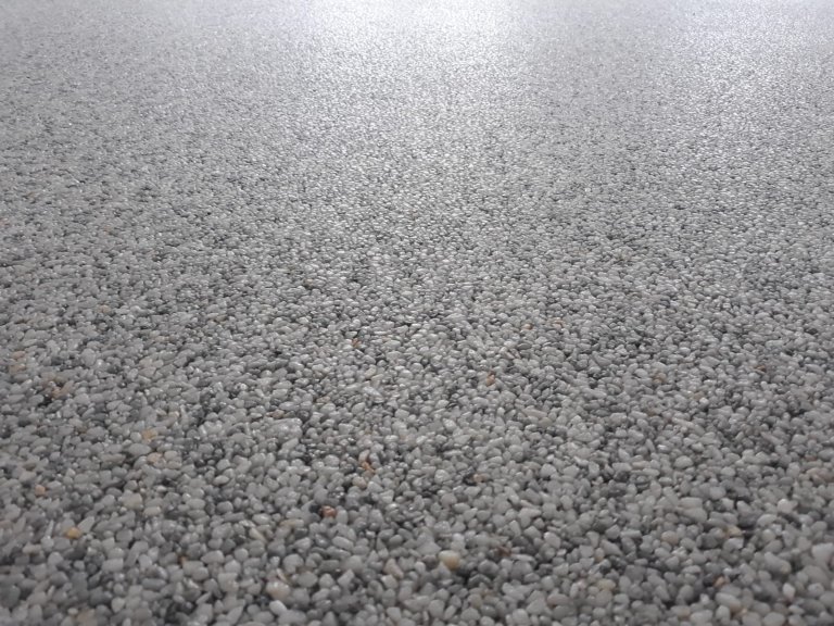 Kamenný koberec při renovaci starých ploch a kolem bazénu