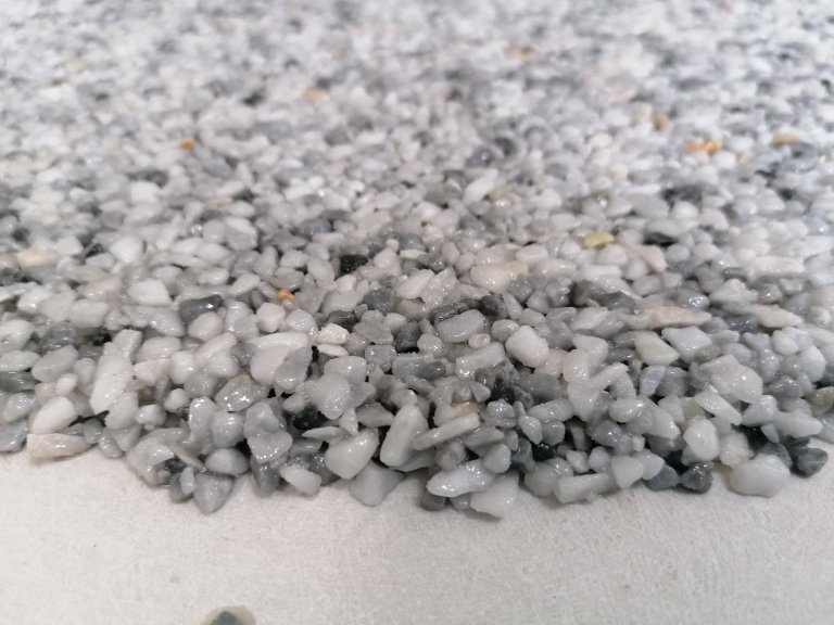 Kamenný koberec při renovaci starých ploch a kolem bazénu