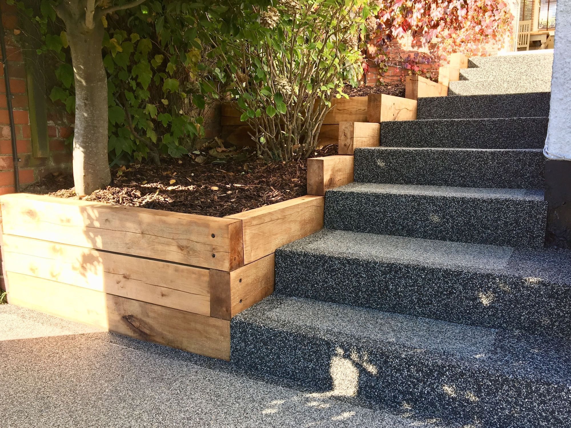 Kamenný koberec při renovaci starých ploch a kolem bazénu