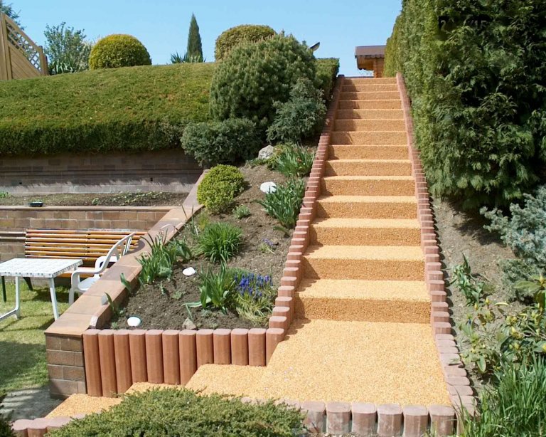 Kamenný koberec při renovaci starých ploch a kolem bazénu