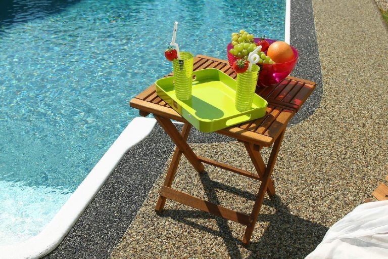 Kamenný koberec při renovaci starých ploch a kolem bazénu