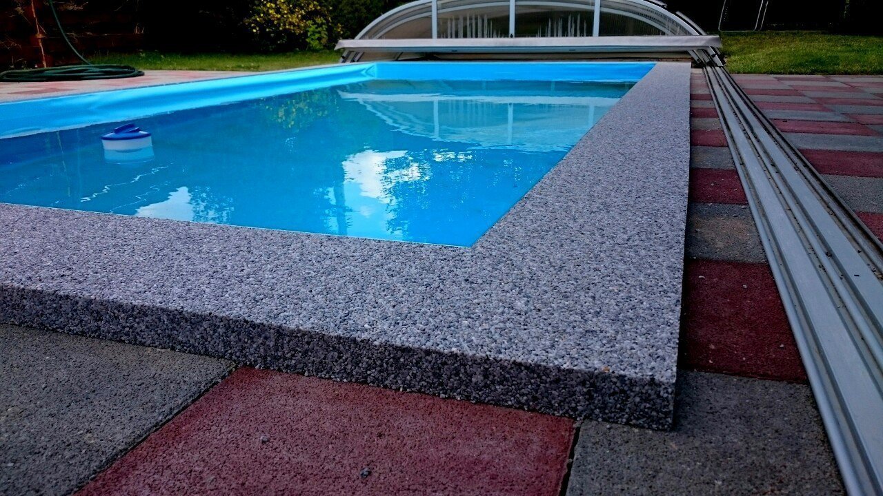 Kamenný koberec při renovaci starých ploch a kolem bazénu