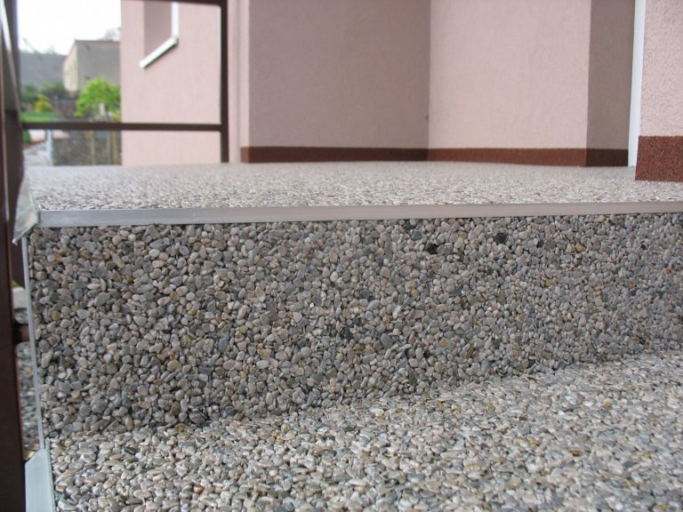 Kamenný koberec při renovaci starých ploch a kolem bazénu