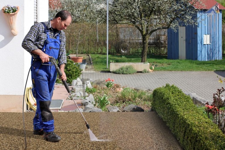 Kamenný koberec při renovaci starých ploch a kolem bazénu
