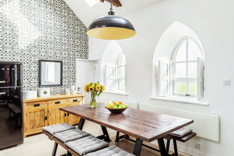 Zrekonstruovaná kaple pro víkendové bydlení