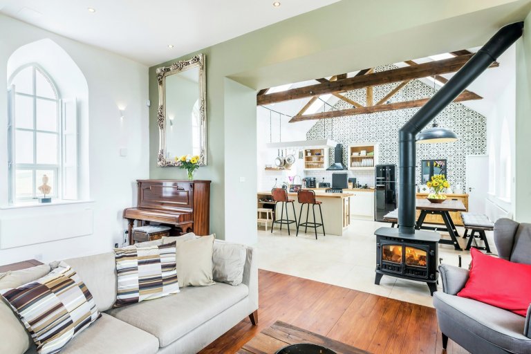 Zrekonstruovaná kaple pro víkendové bydlení