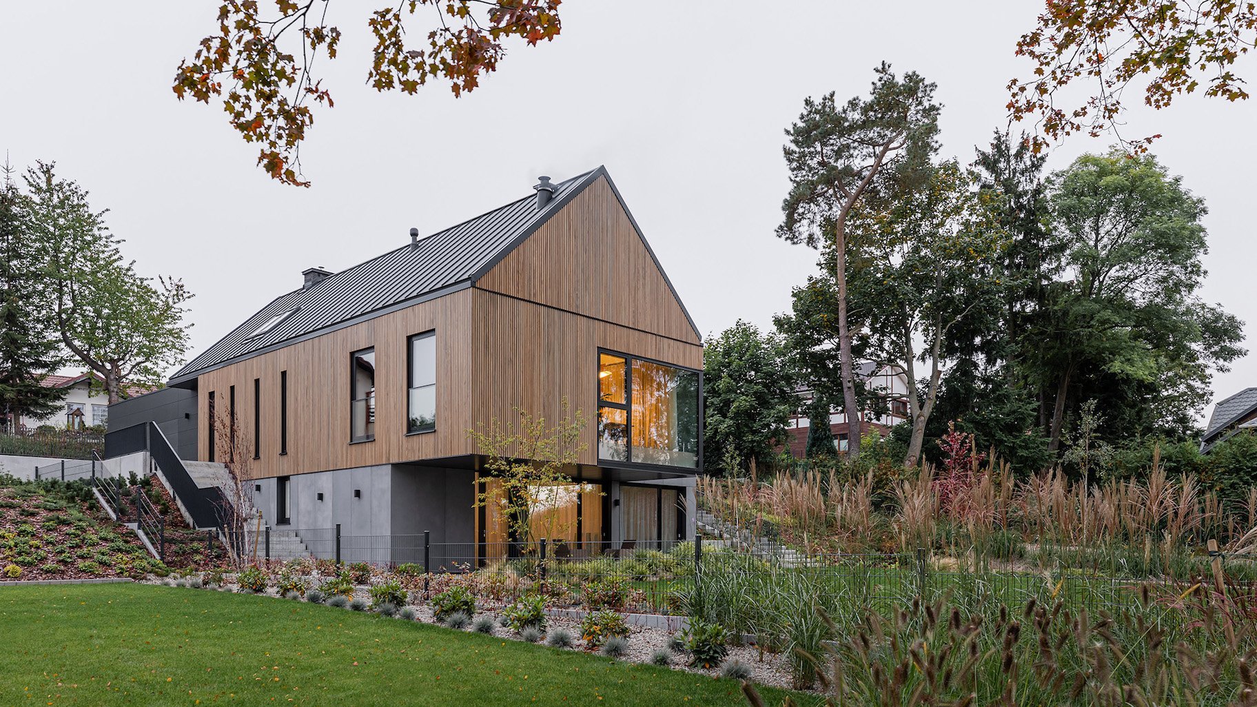 Komplex dvou rodinných domů na břehu jezera