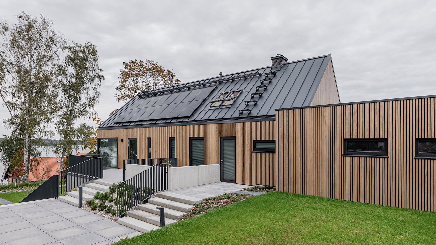 Komplex dvou rodinných domů na břehu jezera