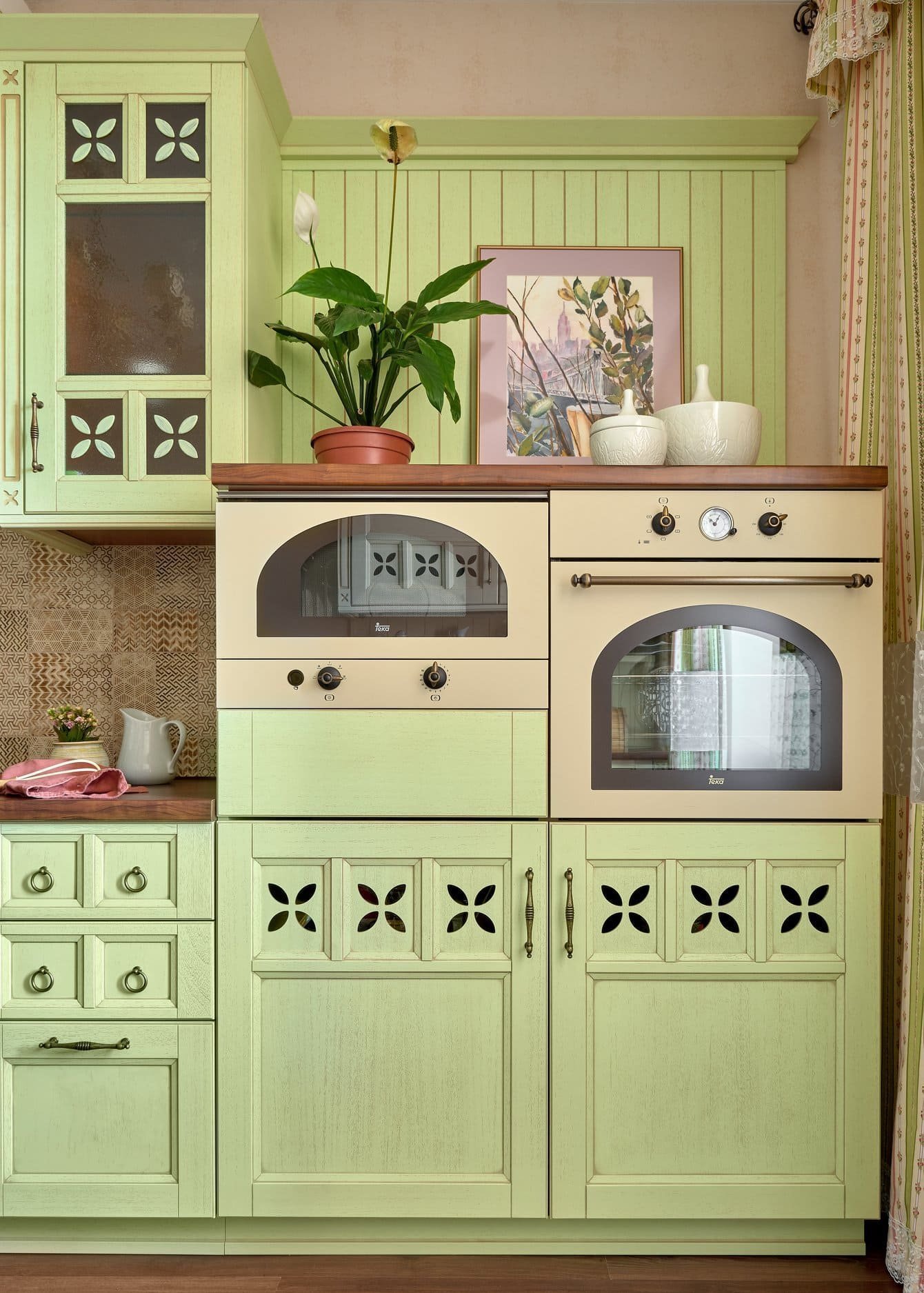 Kouzelný byt se světle zelenou kuchyní