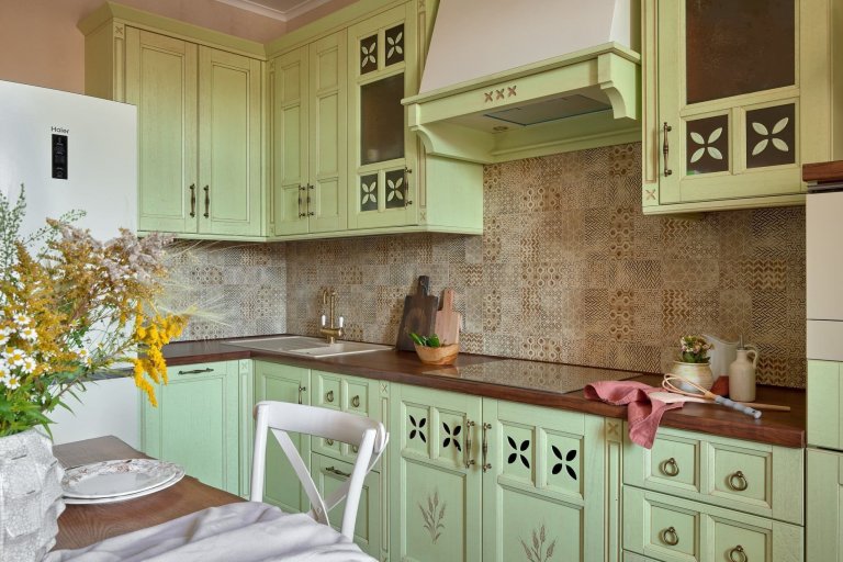 Kouzelný byt se světle zelenou kuchyní