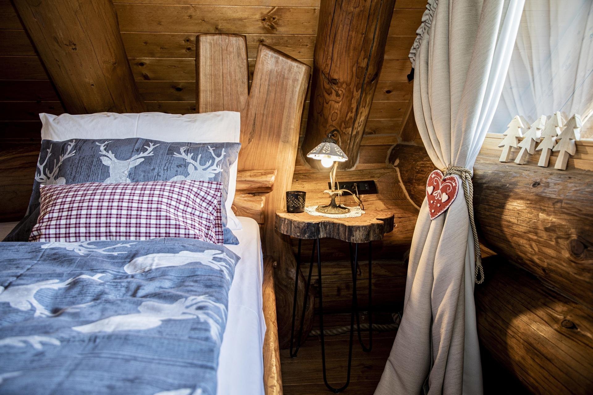 Kouzelný srub na samotě o vánočním čase