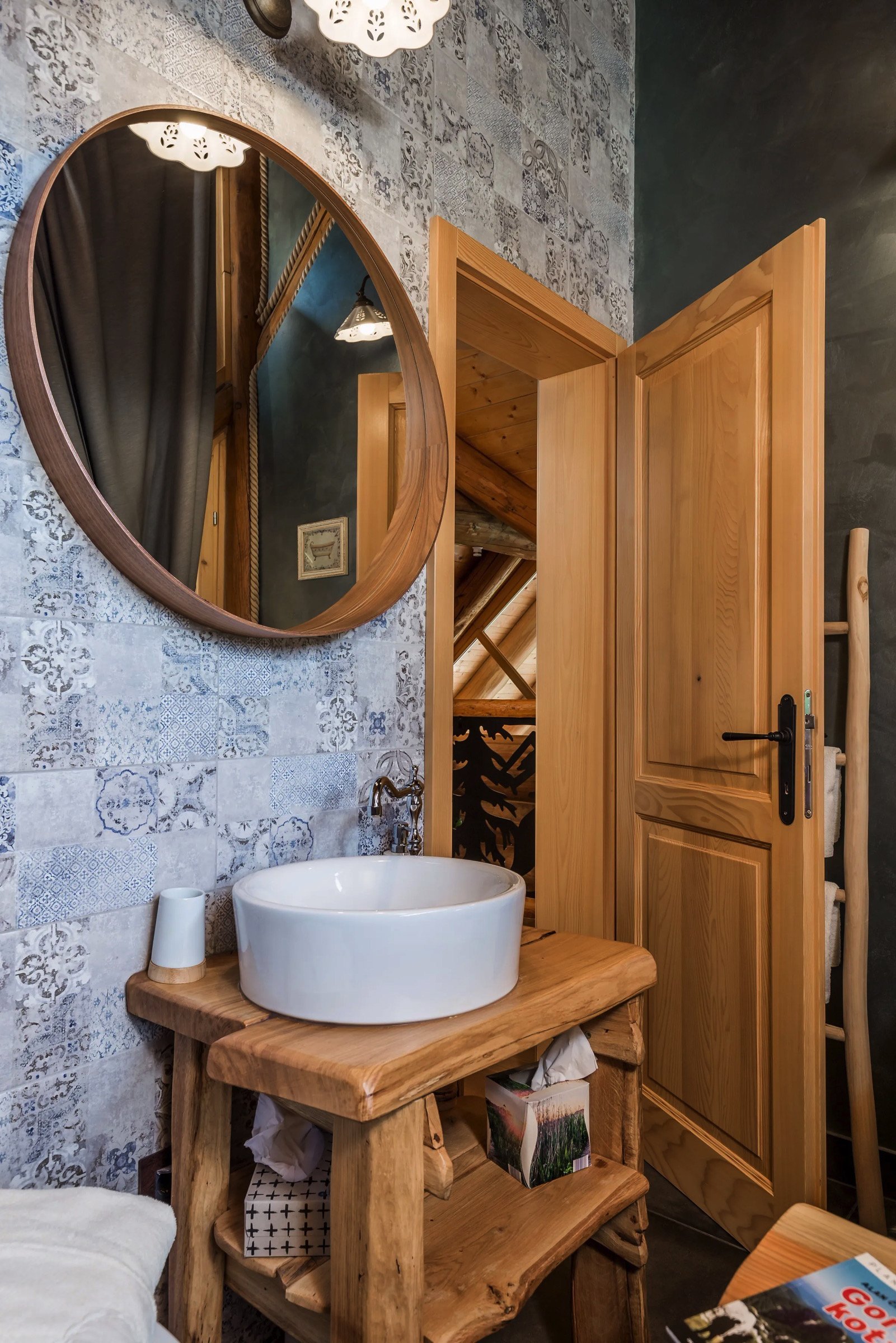 Kouzelný srub na samotě o vánočním čase