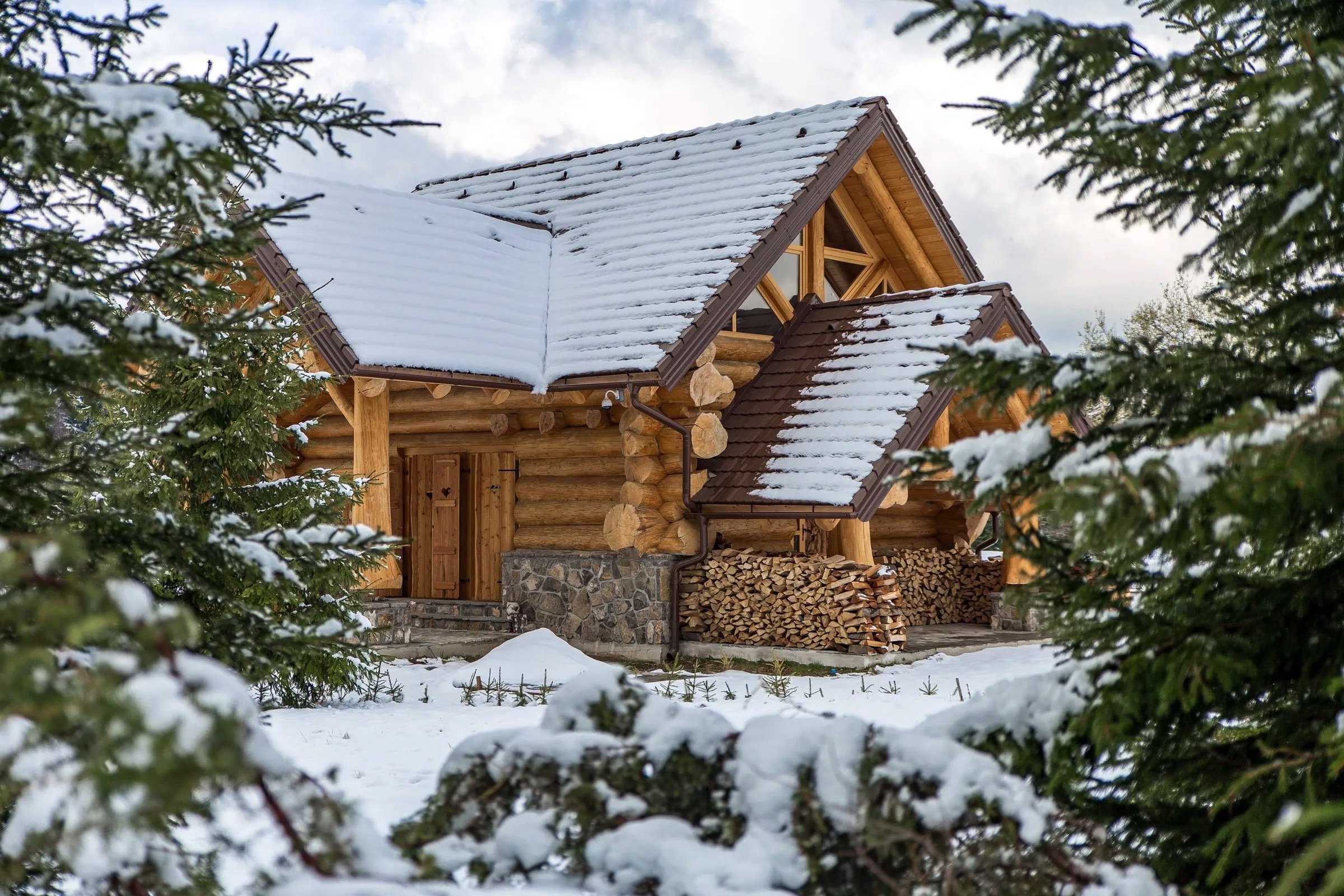 Kouzelný srub na samotě o vánočním čase