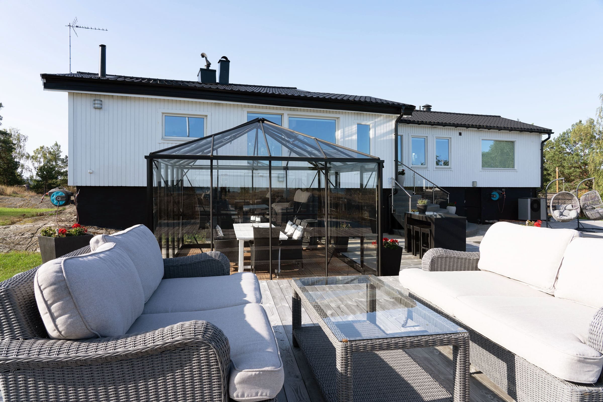 Luxusní dům s bazénem ve skále