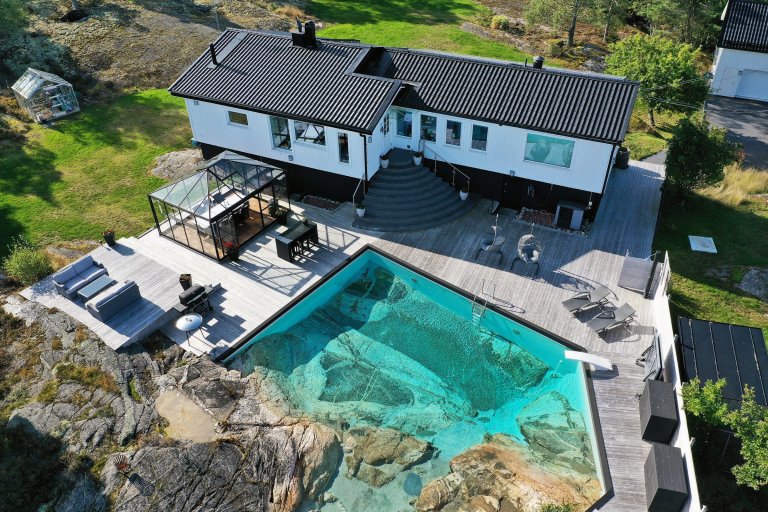 Luxusní dům s bazénem ve skále