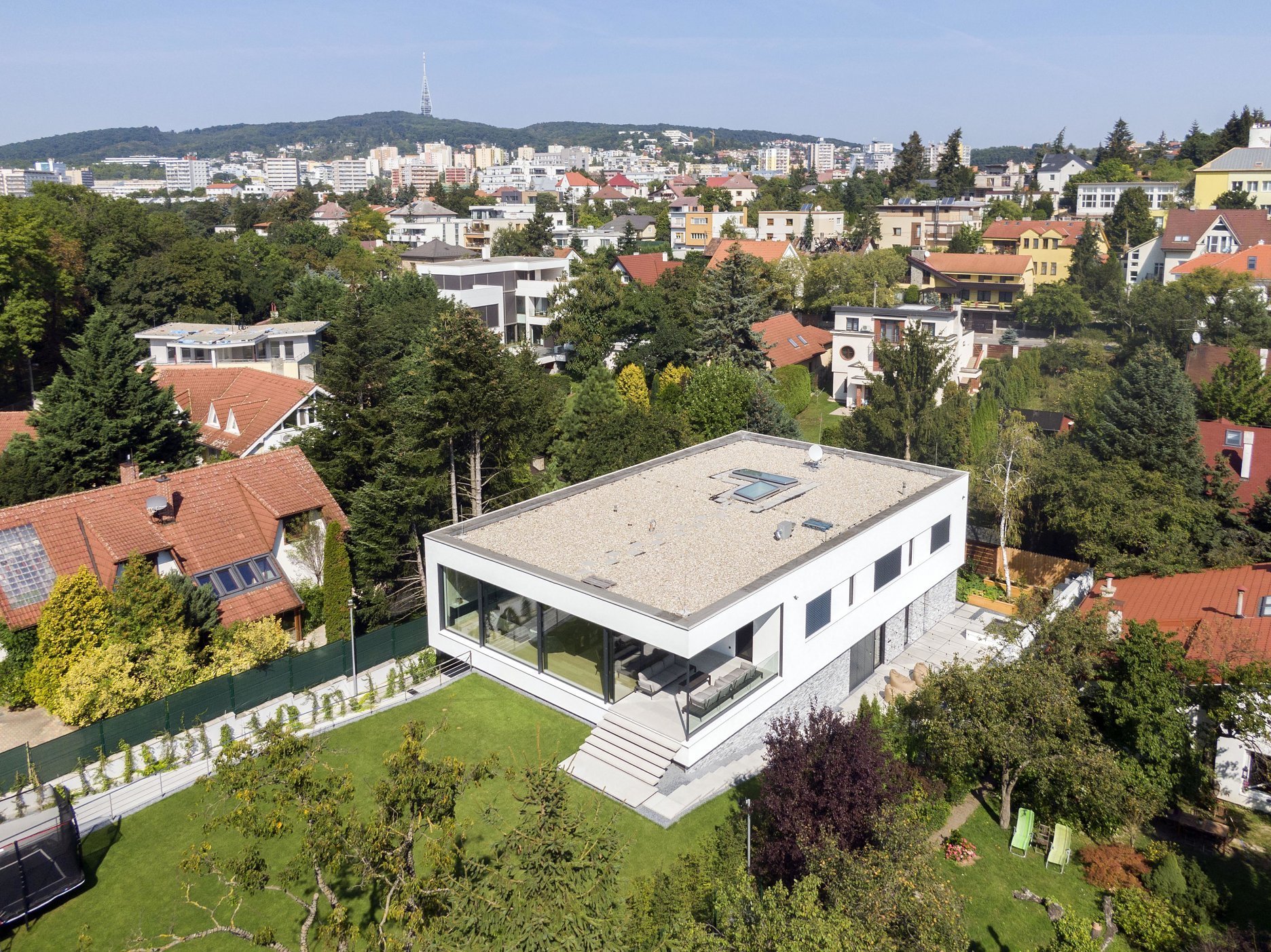 Luxusní dvoupodlažní dům na mírně svažité parcele