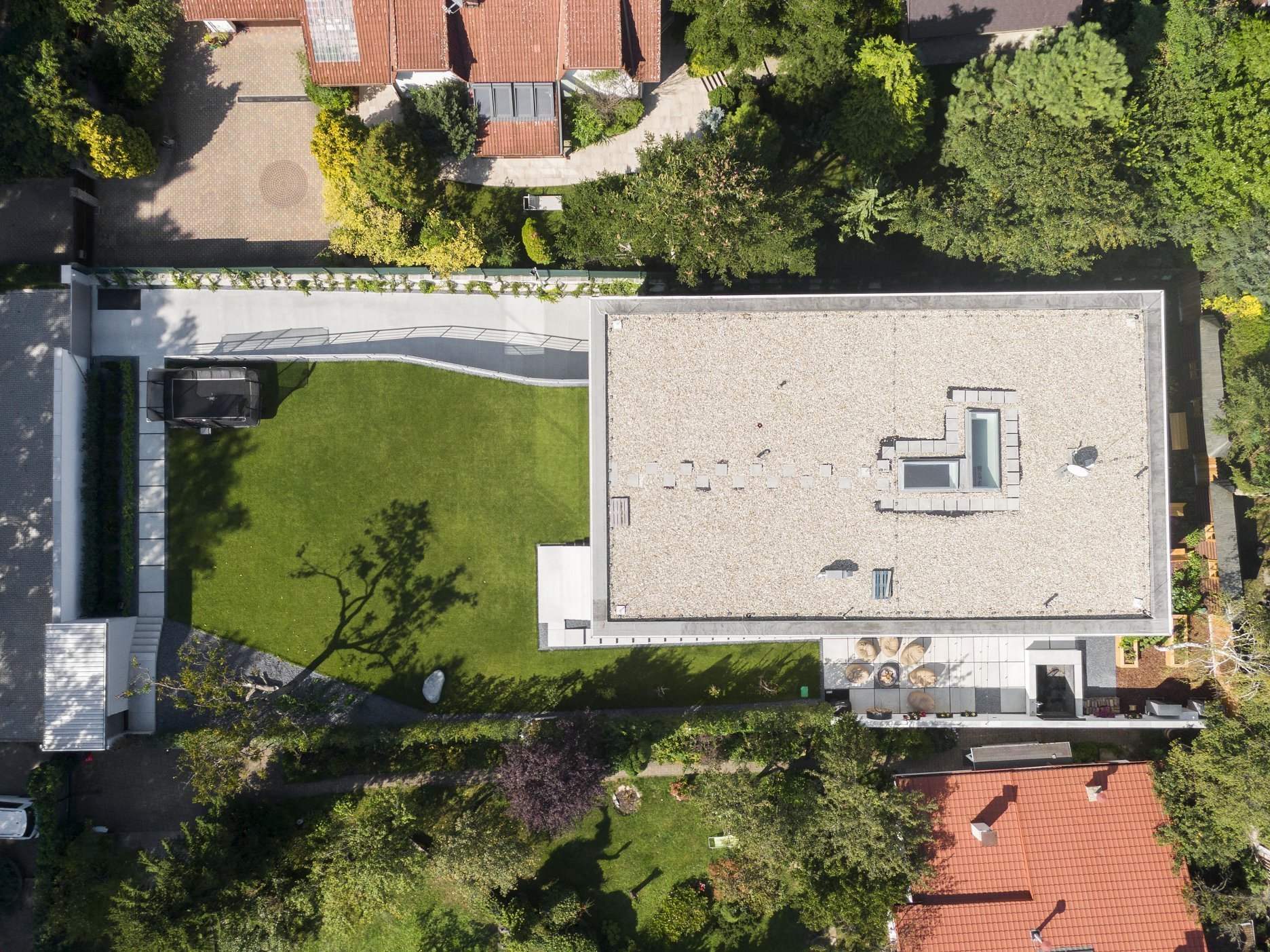 Luxusní dvoupodlažní dům na mírně svažité parcele