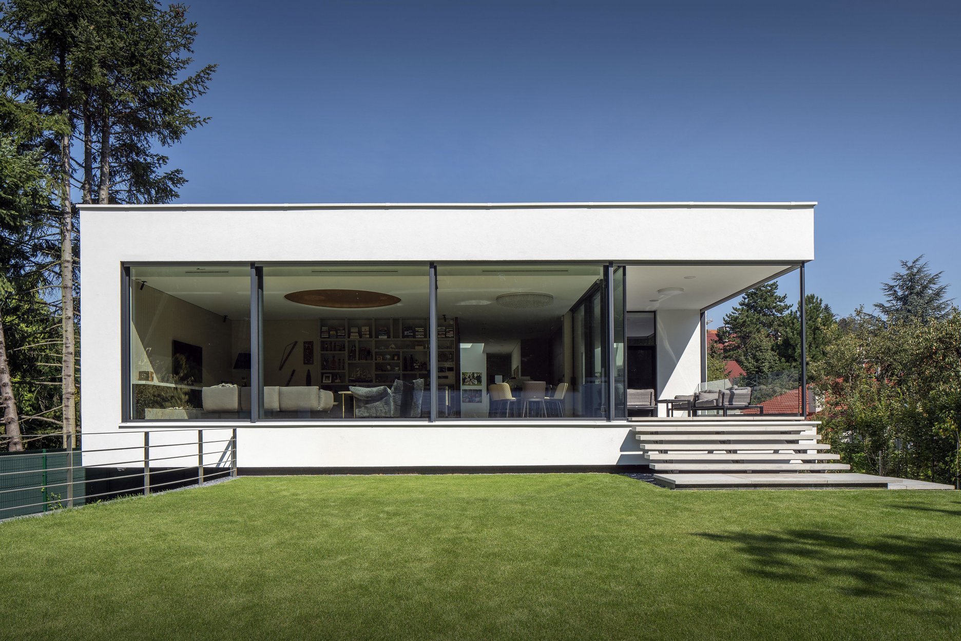 Luxusní dvoupodlažní dům na mírně svažité parcele