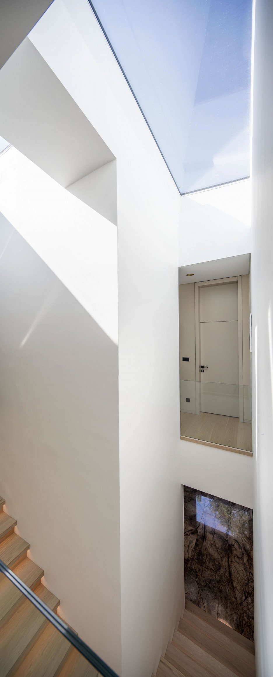 Luxusní dvoupodlažní dům na mírně svažité parcele