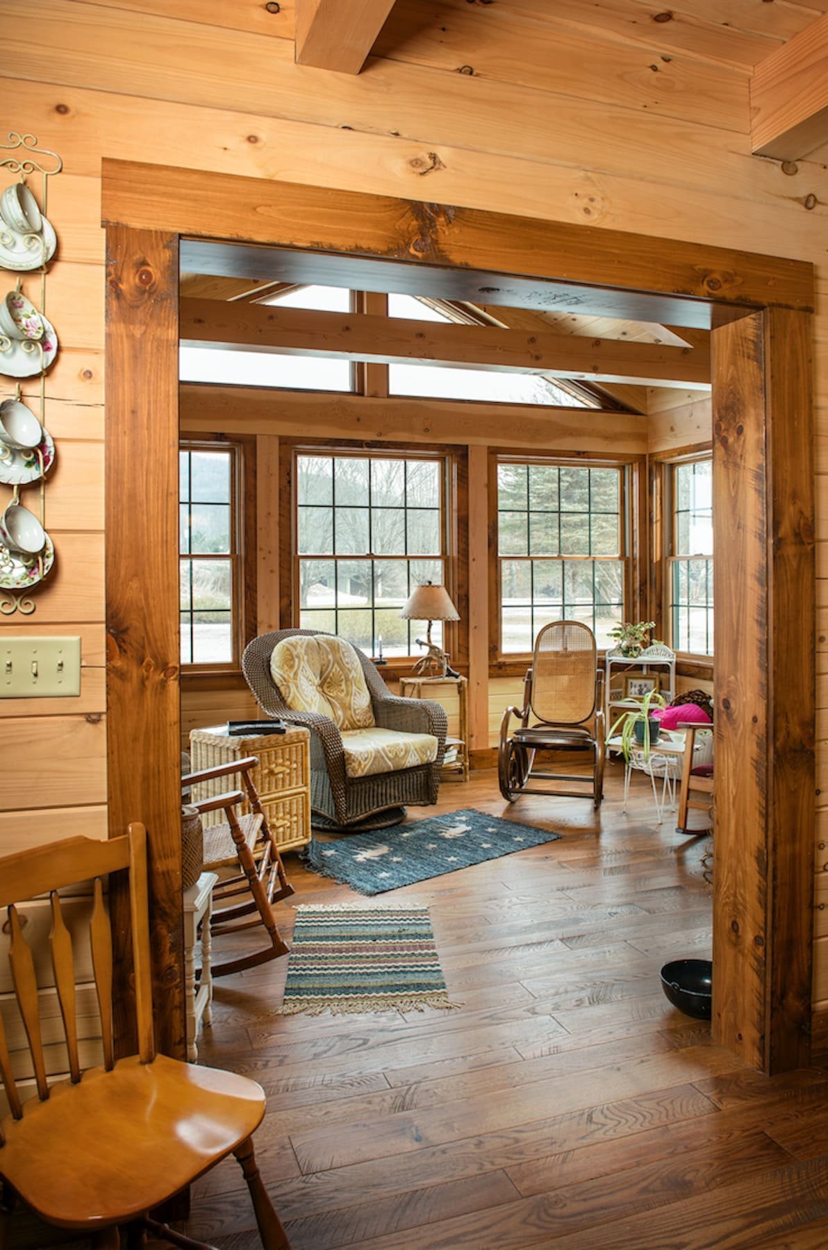 Luxusní srub s interiérem plným starožitných předmětů