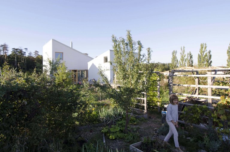 Malá rodinná usedlost plná dynamiky