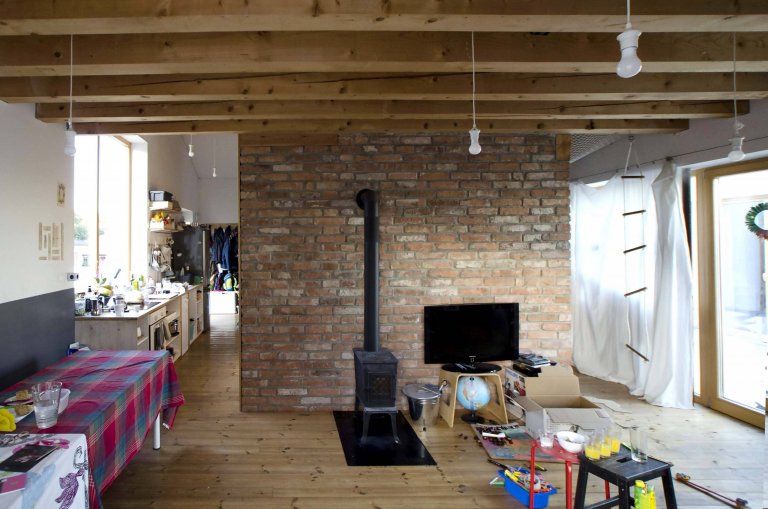 Malá rodinná usedlost plná dynamiky