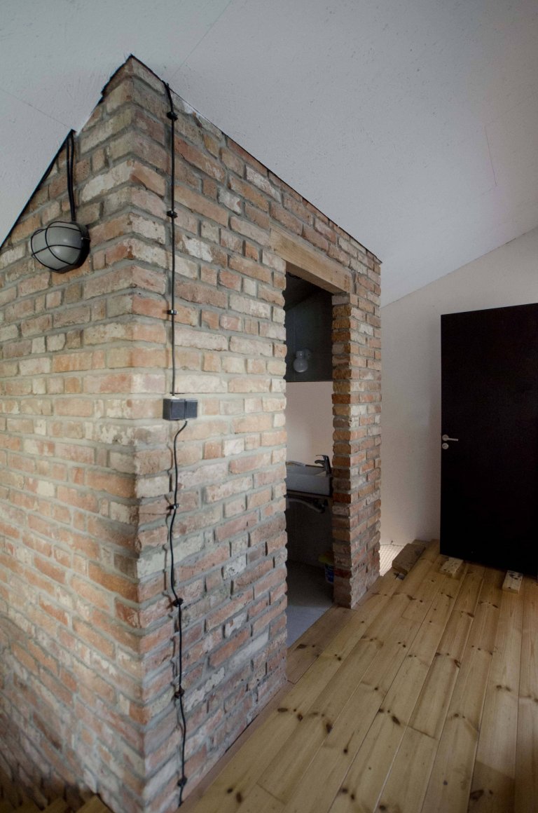 Malá rodinná usedlost plná dynamiky