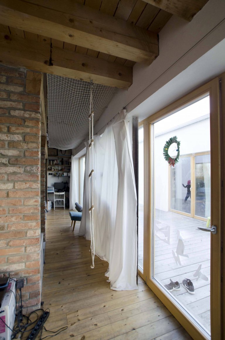 Malá rodinná usedlost plná dynamiky