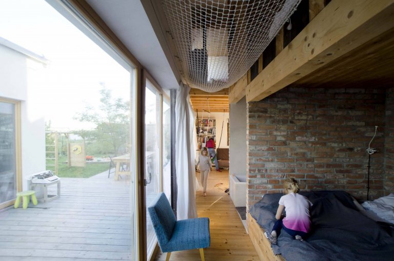 Malá rodinná usedlost plná dynamiky