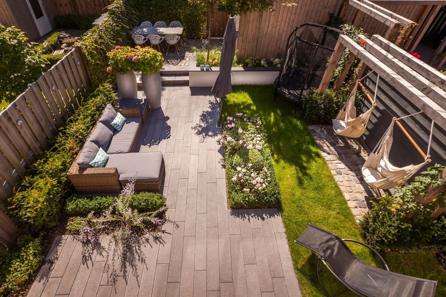 Malá zahrada za domem slouží především k odpočinku
