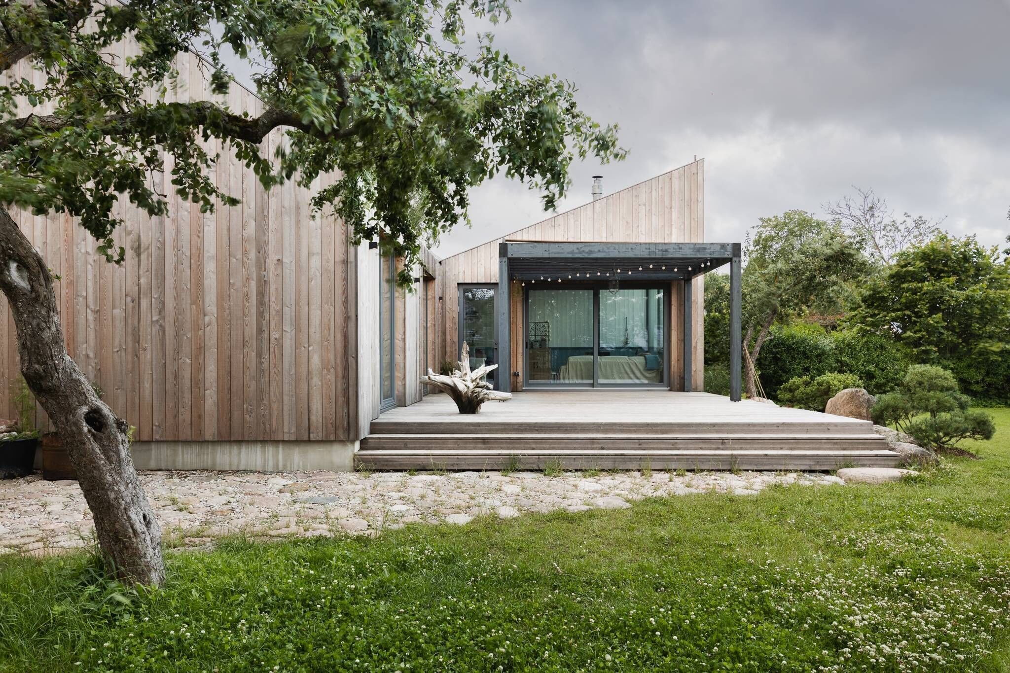 Malý dřevěný dům vsazený do zahrady