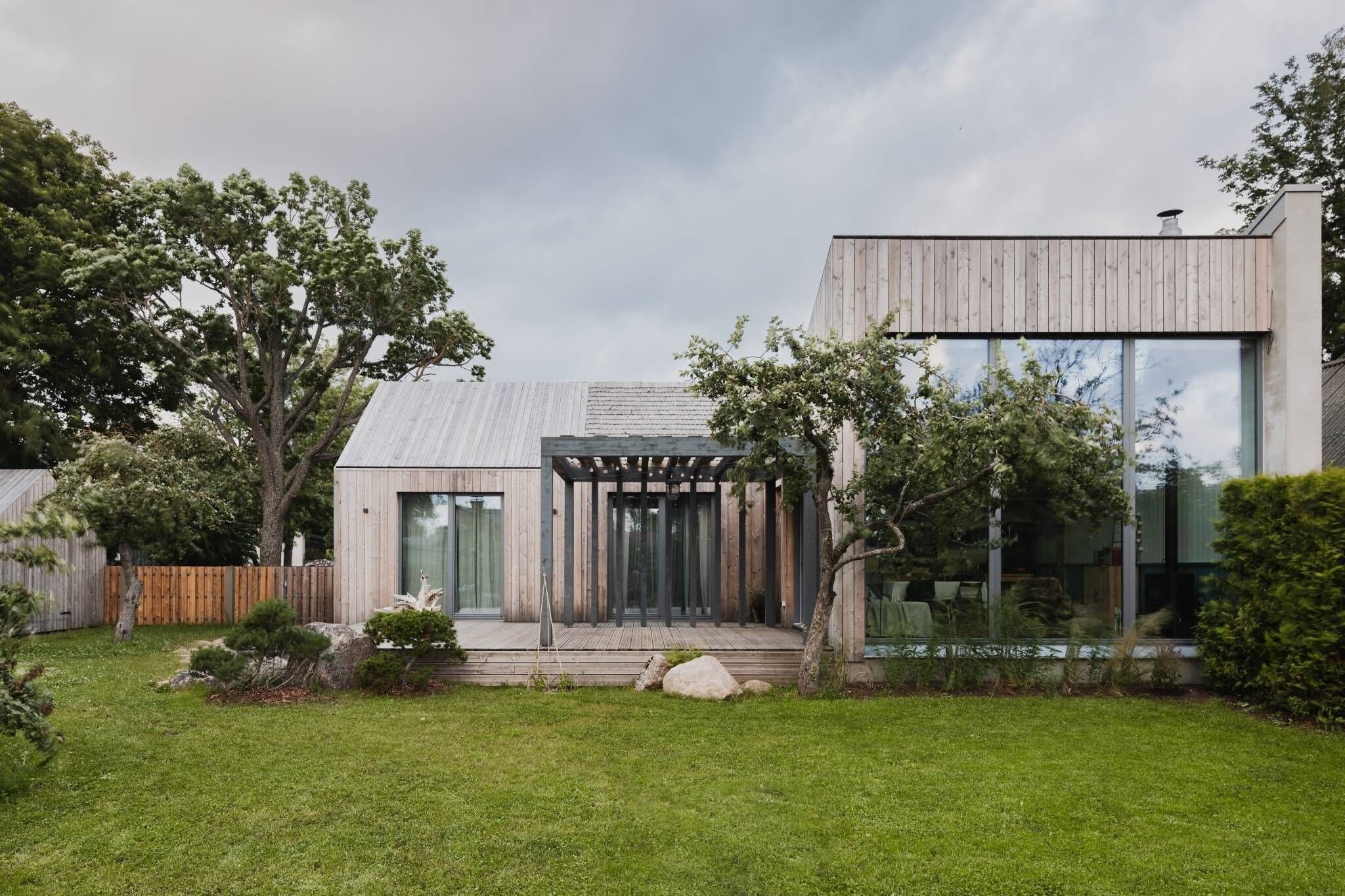 Malý dřevěný dům vsazený do zahrady