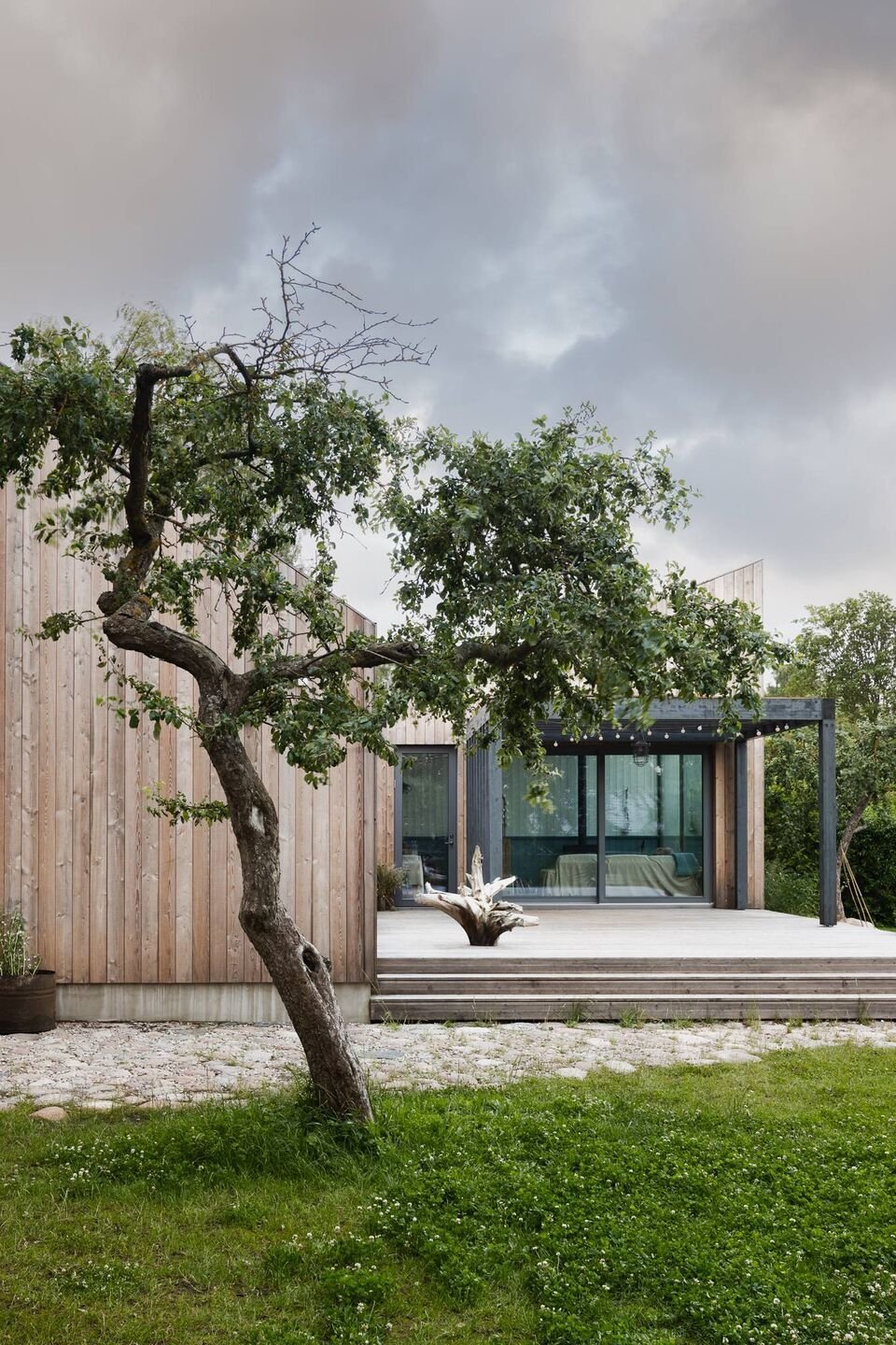 Malý dřevěný dům vsazený do zahrady