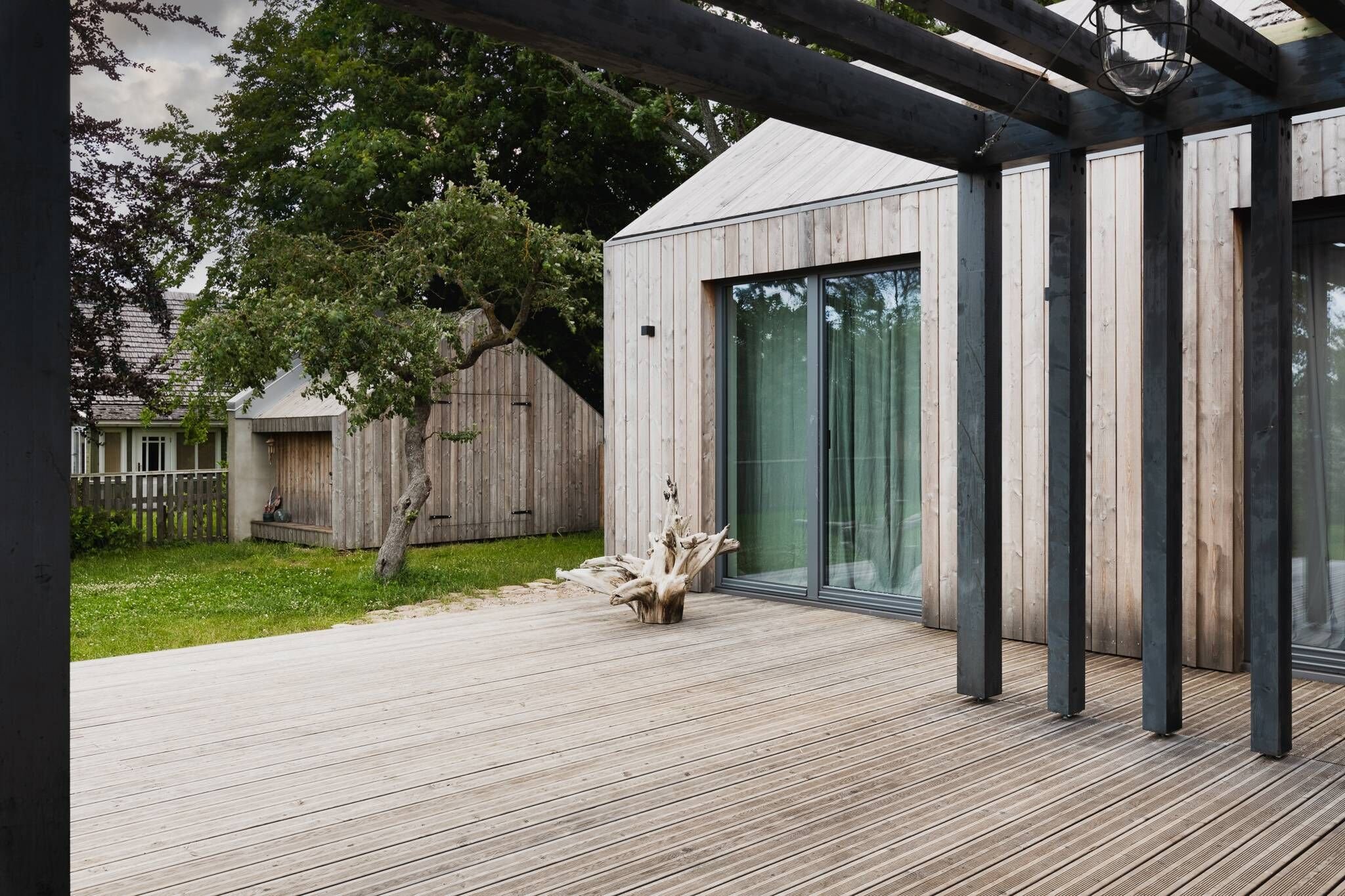 Malý dřevěný dům vsazený do zahrady