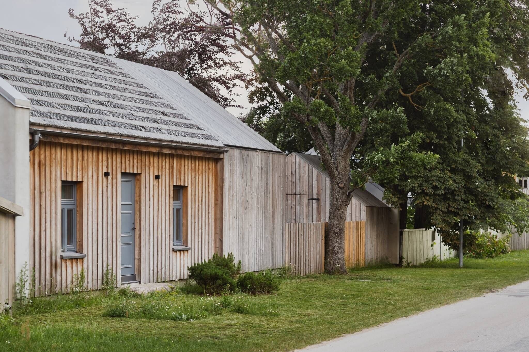 Malý dřevěný dům vsazený do zahrady