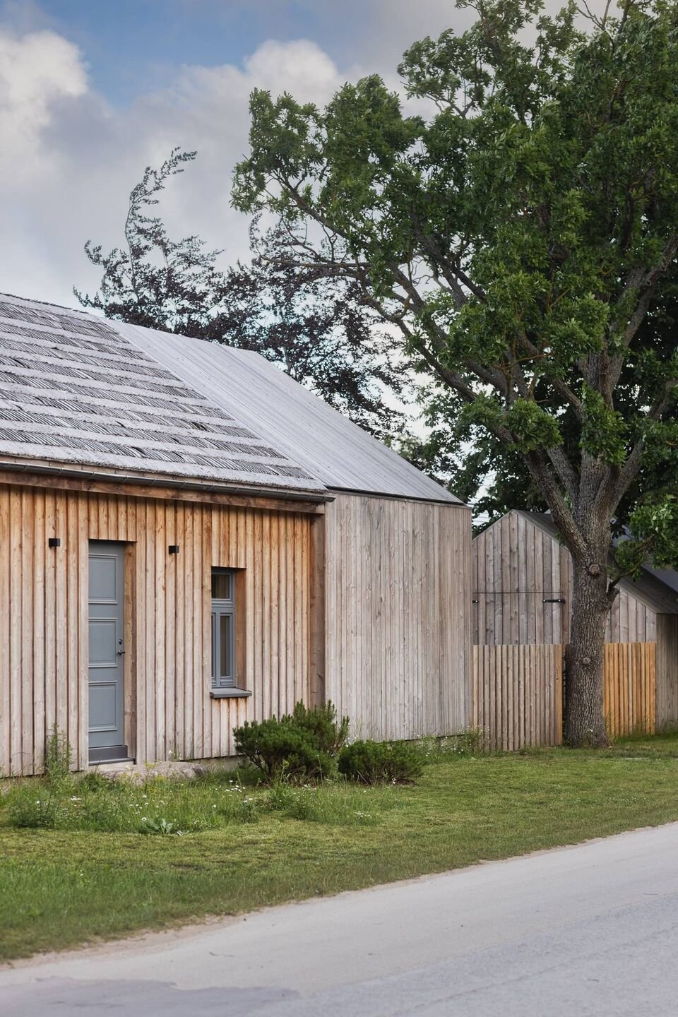 Malý dřevěný dům vsazený do zahrady