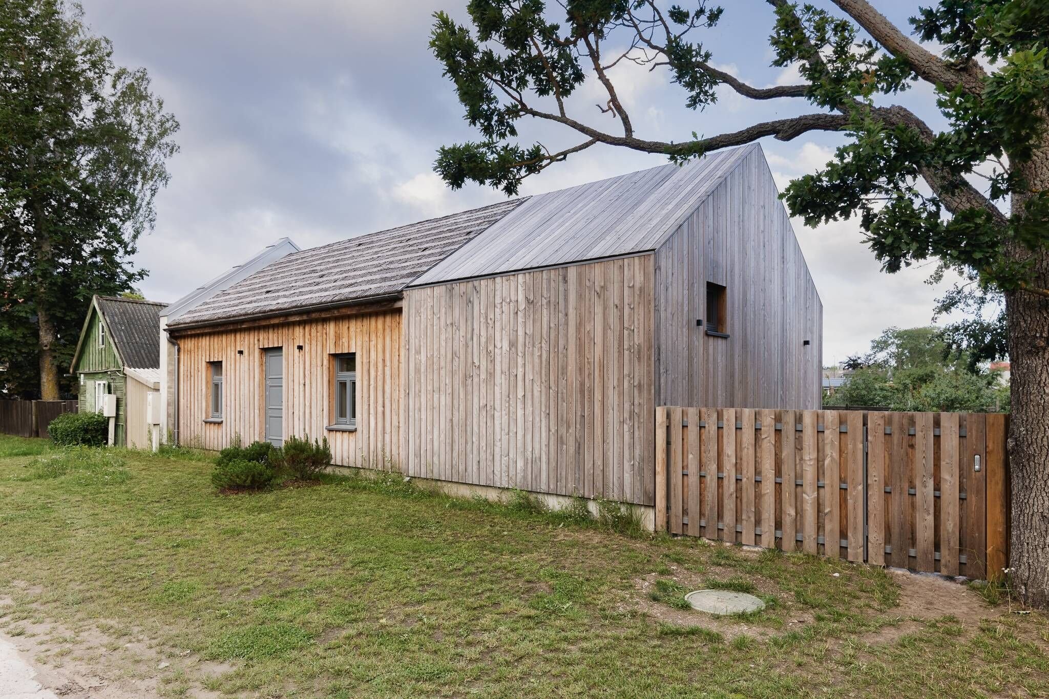 Malý dřevěný dům vsazený do zahrady