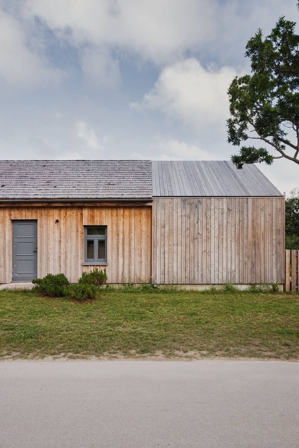 Malý dřevěný dům vsazený do zahrady