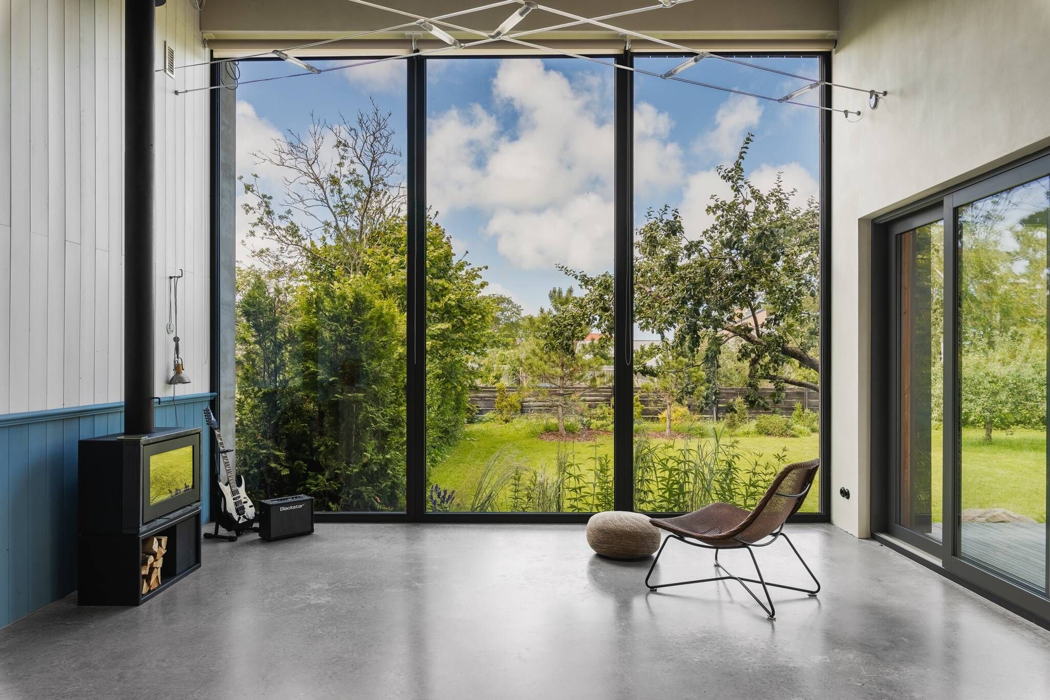 Malý dřevěný dům vsazený do zahrady