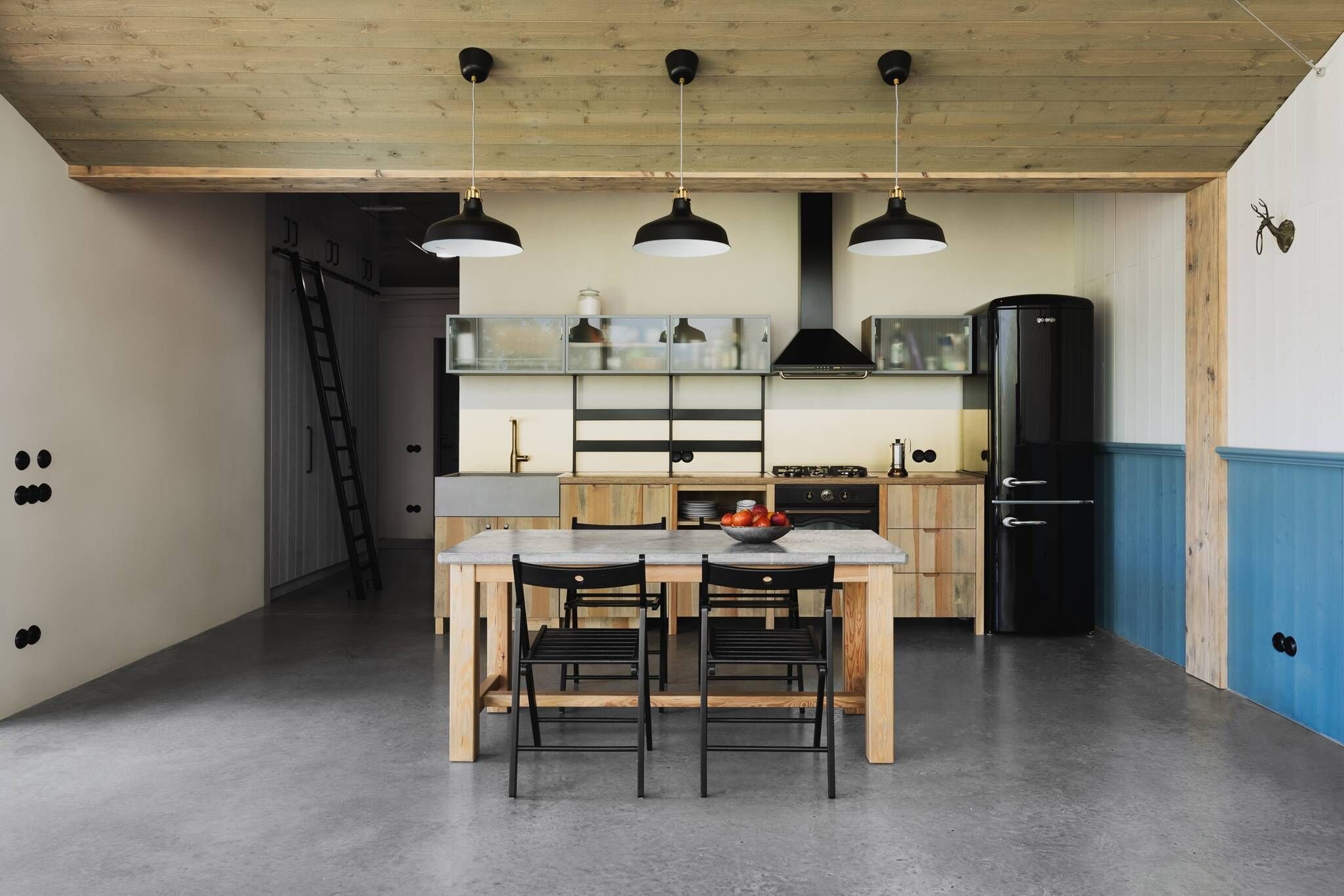 Malý dřevěný dům vsazený do zahrady