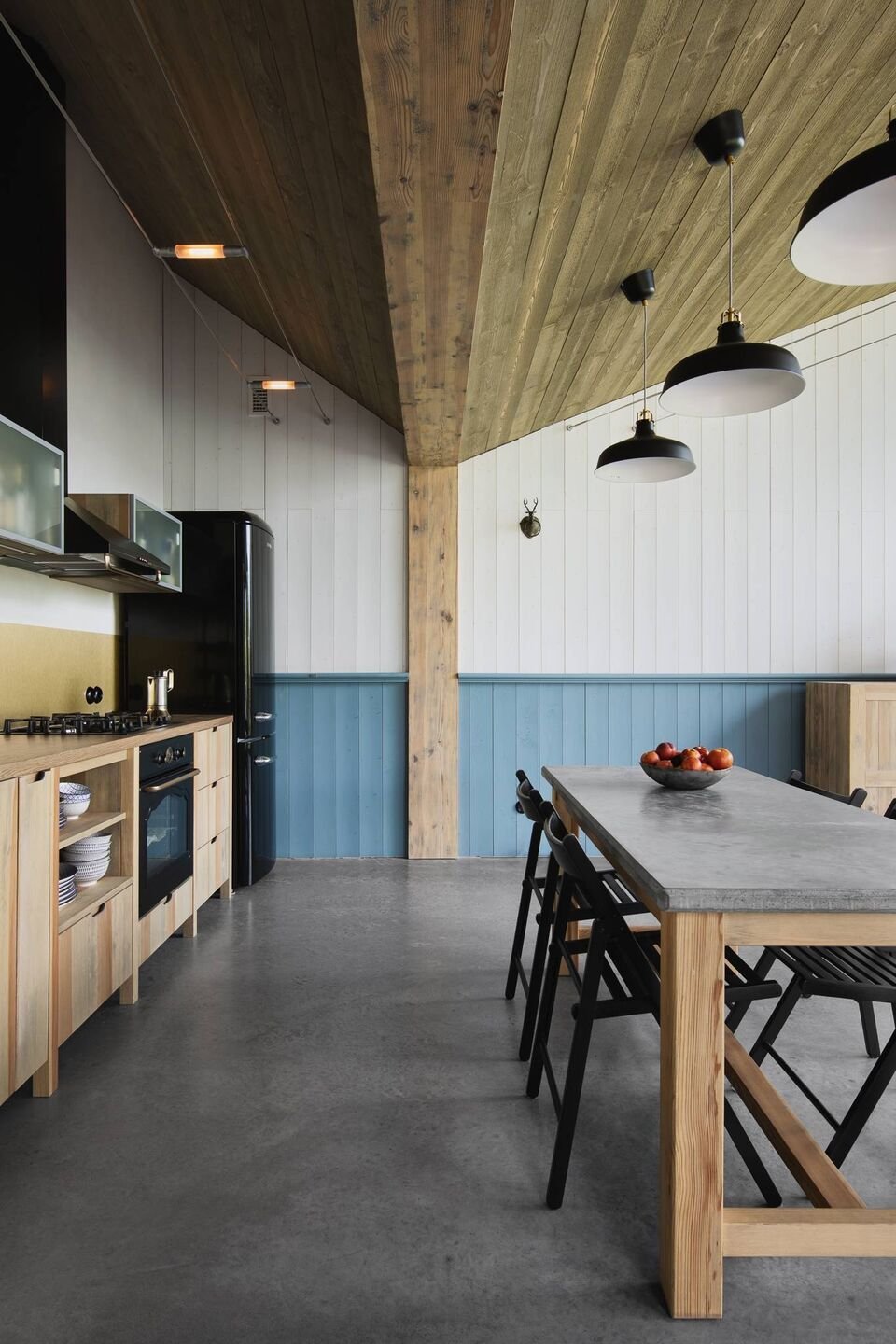 Malý dřevěný dům vsazený do zahrady