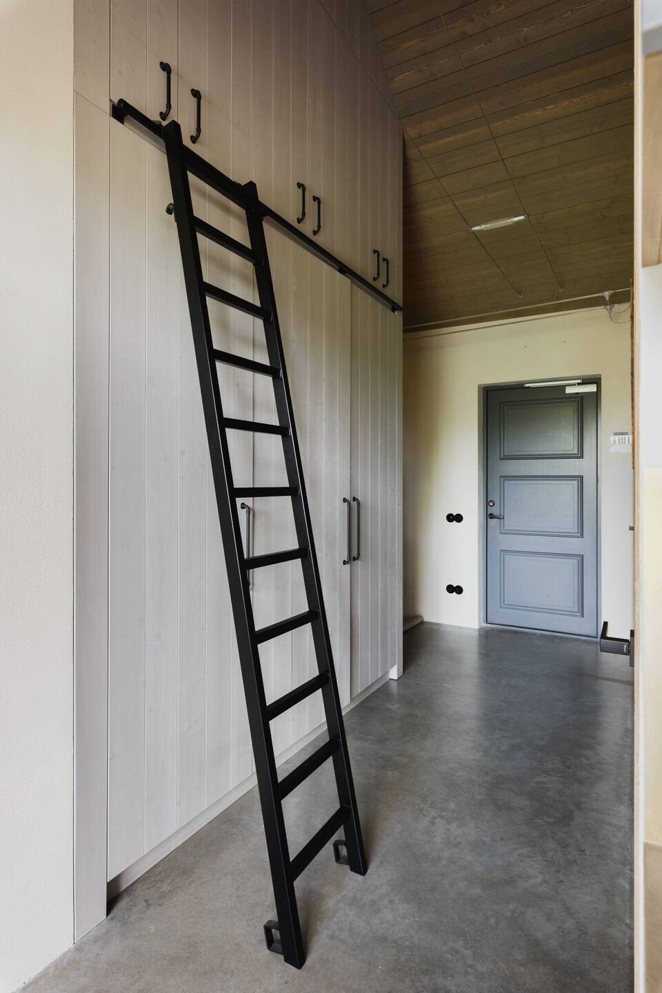 Malý dřevěný dům vsazený do zahrady