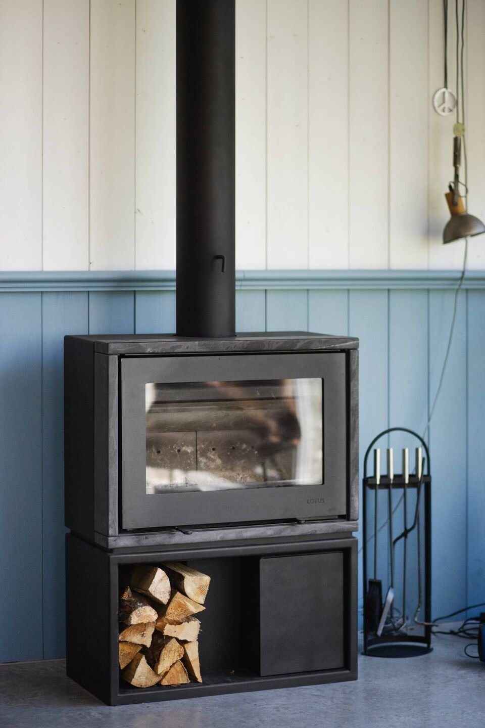 Malý dřevěný dům vsazený do zahrady