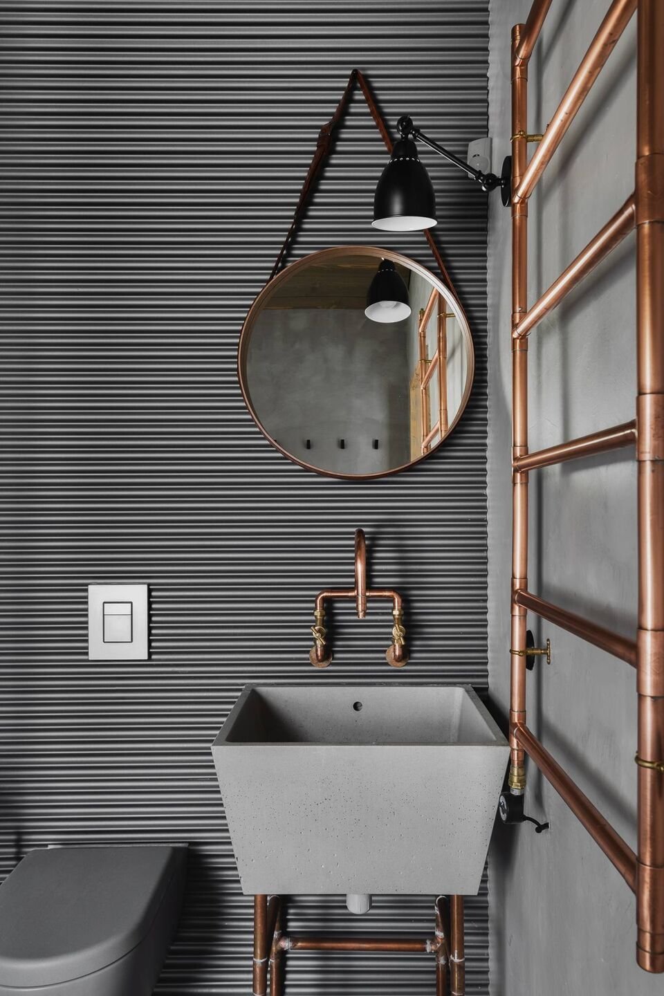 Malý dřevěný dům vsazený do zahrady